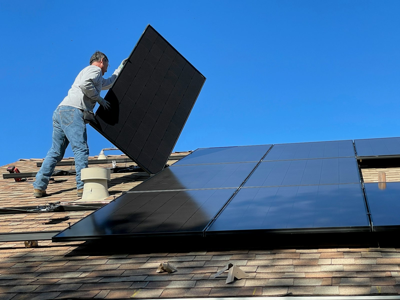 Installateur posant des panneaux solaires sur une toiture à La Réunion